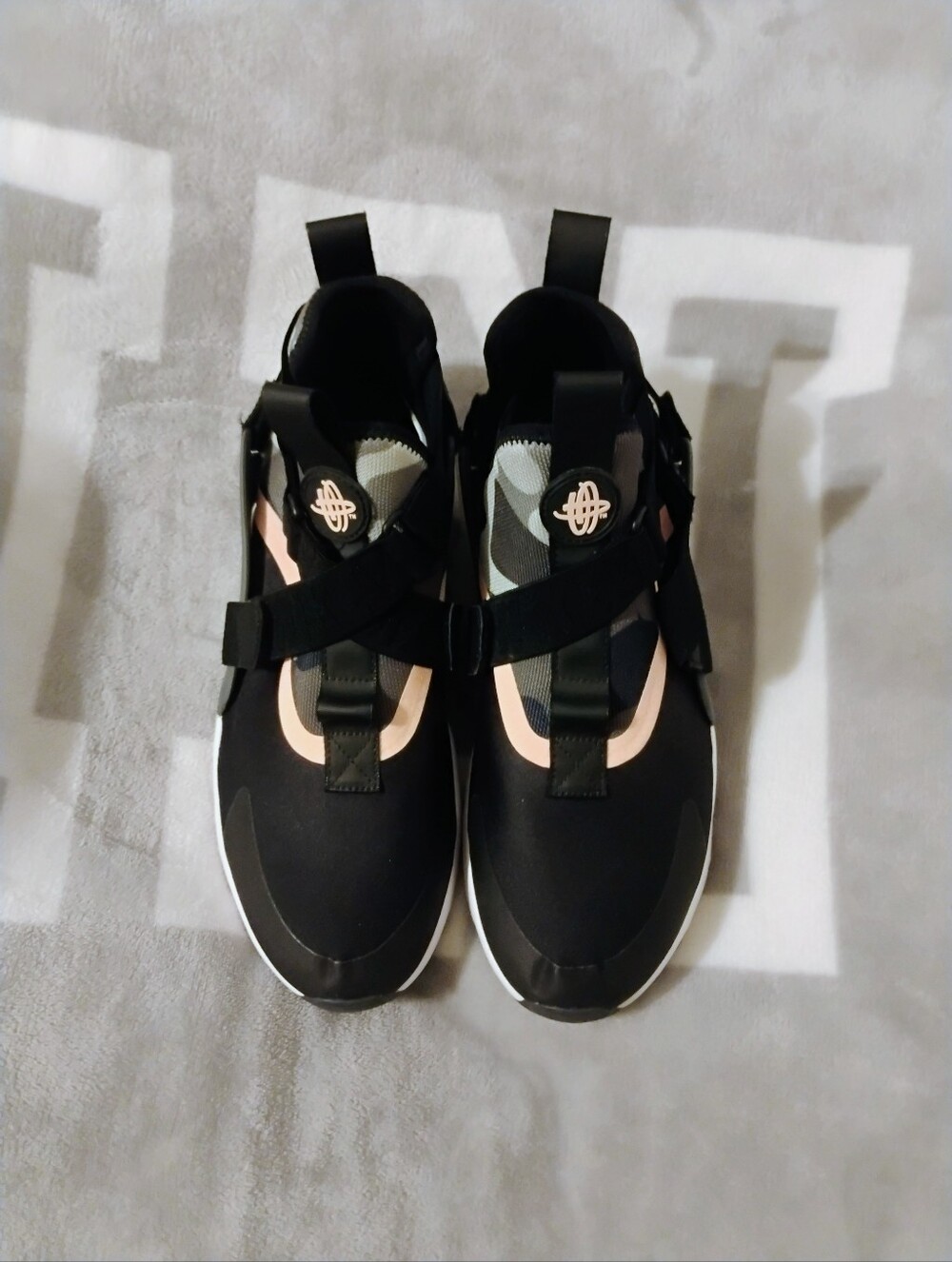 Women's Black Light Pink White And Camo Nike Air Huarache Sneakers U.S. Size 9